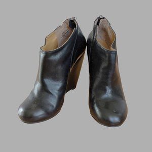 Nine West Lottie black leather wedge bootie size 5.5
